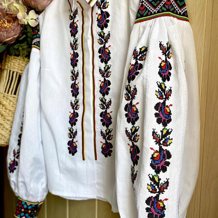 Elegant women's embroidered shirt with snap buttons