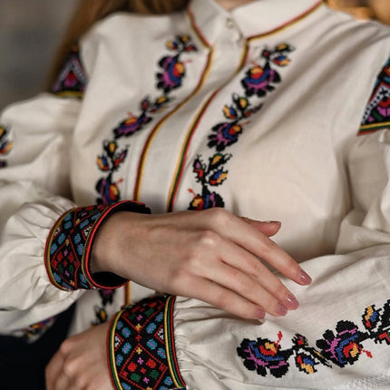 Elegant women's embroidered shirt with snap buttons