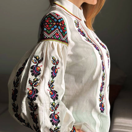 Elegant women's embroidered shirt with snap buttons