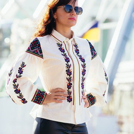 Elegant women's embroidered shirt with snap buttons
