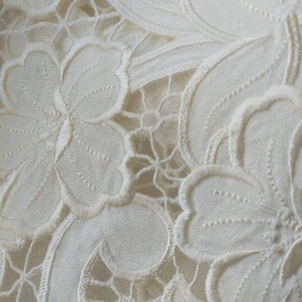 Linen dress with Richelieu embroidery