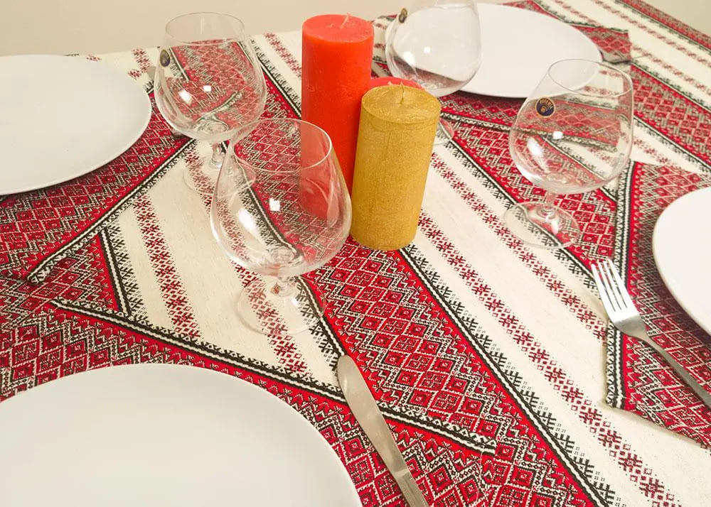 Ukrainian tablecloth with traditional pattern and 6 napkins