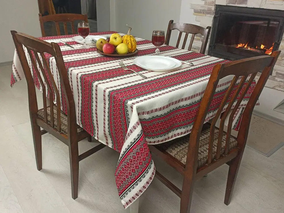 Ukrainian tablecloth with traditional pattern and 6 napkins